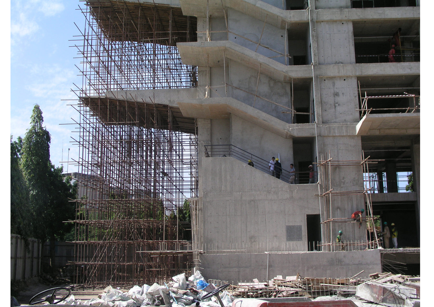 Construction stage with pole scaffolding around the cast concrete frame and its terrace slabs